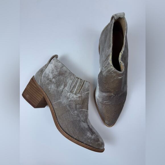 Madewell Shoes - Madewell Grayson Western Chelsea Booties In Velvet Distressed Stone Size 5.5